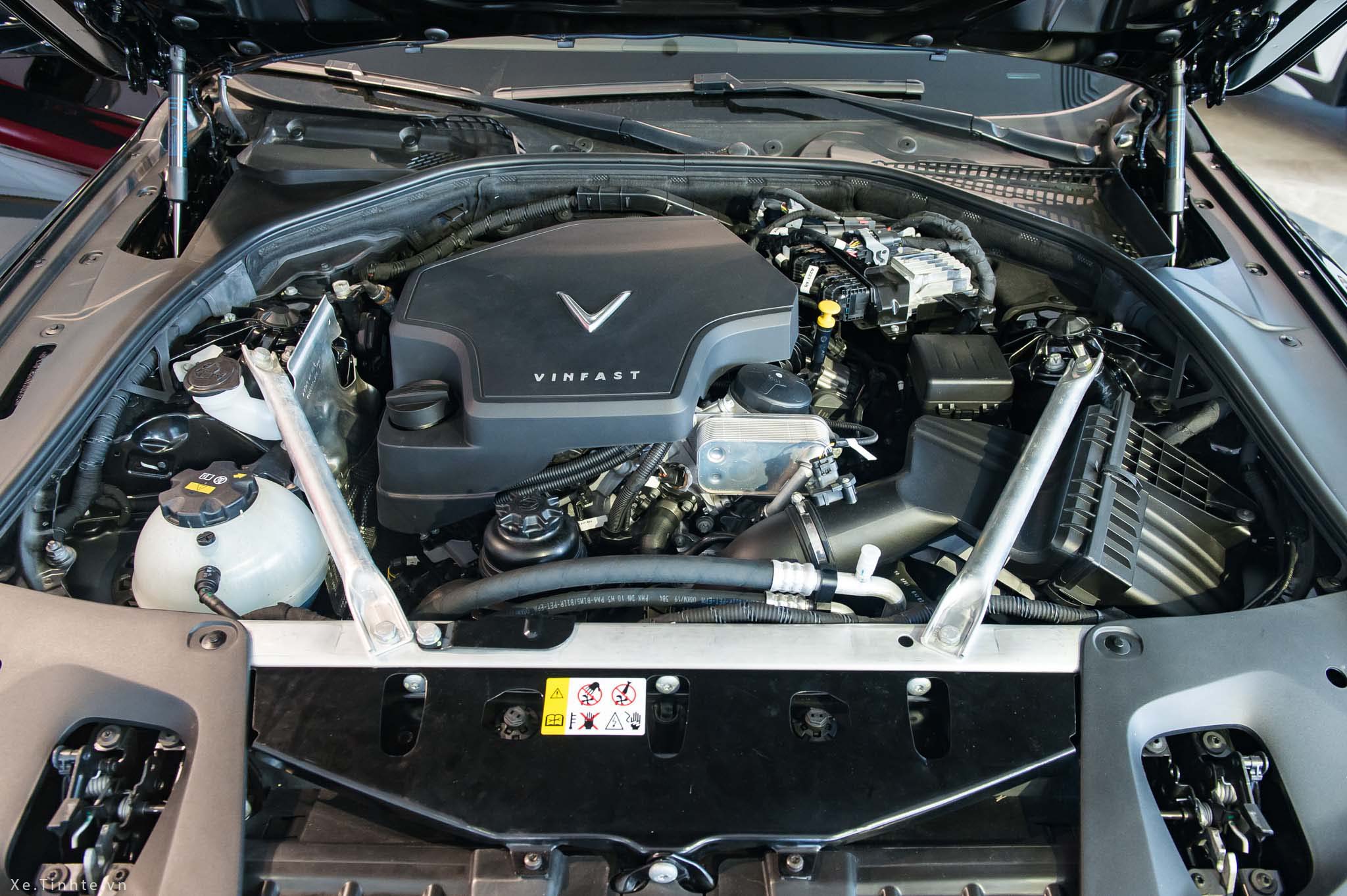 Thay Ắc quy xe VinFast LUX A2.0 tại nhà