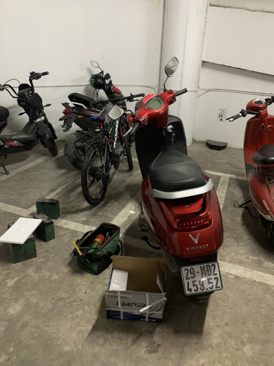Thay thế ắc quy xe máy điện Vinfast Klara A2 tại nhà