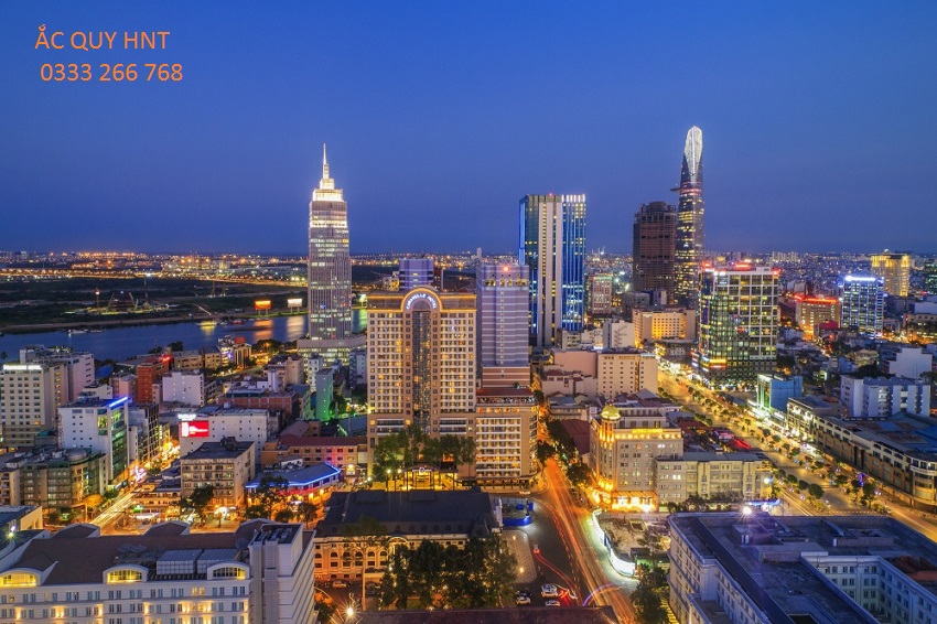Quận 1 là trung tâm hành chính, văn hoá, thương mại và tài chính của TP Hồ Chí Minh. Quận 1 là quận trung tâm của TP Hồ Chí Minh và được xem là nơi sầm uất và có mức sống cao nhất của Thành phố về mọi phương diện.Nhiều cơ quan chính quyền và các lãnh sự quán các nước những ngôi nhà cao tầng đều tập trung tại đây.Đường Đồng Khởi và phố đi bộ Nguyễn Huệ đều là những khu phố thương mại chính của quận 1. Diện tích: 7,7211 km2 Dân số: 198.815 người (năm 2013) Mật độ dân số: 25.654 người /km2 Các số điện thoại quan trọng  Ủy ban nhân dân Quận 1:(08)38290421,(08)38298661,(08)38296314 Vị trí địa lý  Phía Bắc quận 1 giáp rạch Thị Nghè ngăn cách với quận Bình Thạnh. Phía Đông giáp sông Sài Gòn ngăn cách với quận 2 có cầu Thủ Thiêm và cầu Sài Gòn bắc qua. Đông Nam giáp sông Bến Nghé, ngăn cách với quận 4, có cầu Khánh Hội bắc qua. Phía Tây Nam Quận 1 giáp với quận 5, có ranh giới là đường Nguyễn Văn Cừ.Phía Tây giáp quận 3 có ranh giới là đường Nguyễn Thị Minh Khai và đường Hai Bà Trưng.Tây Bắc giáp quận Phú Nhuận, ranh giới là rạch Thị Nghè, có cầu Kiệu bắc qua trên đường Hai Bà Trưng