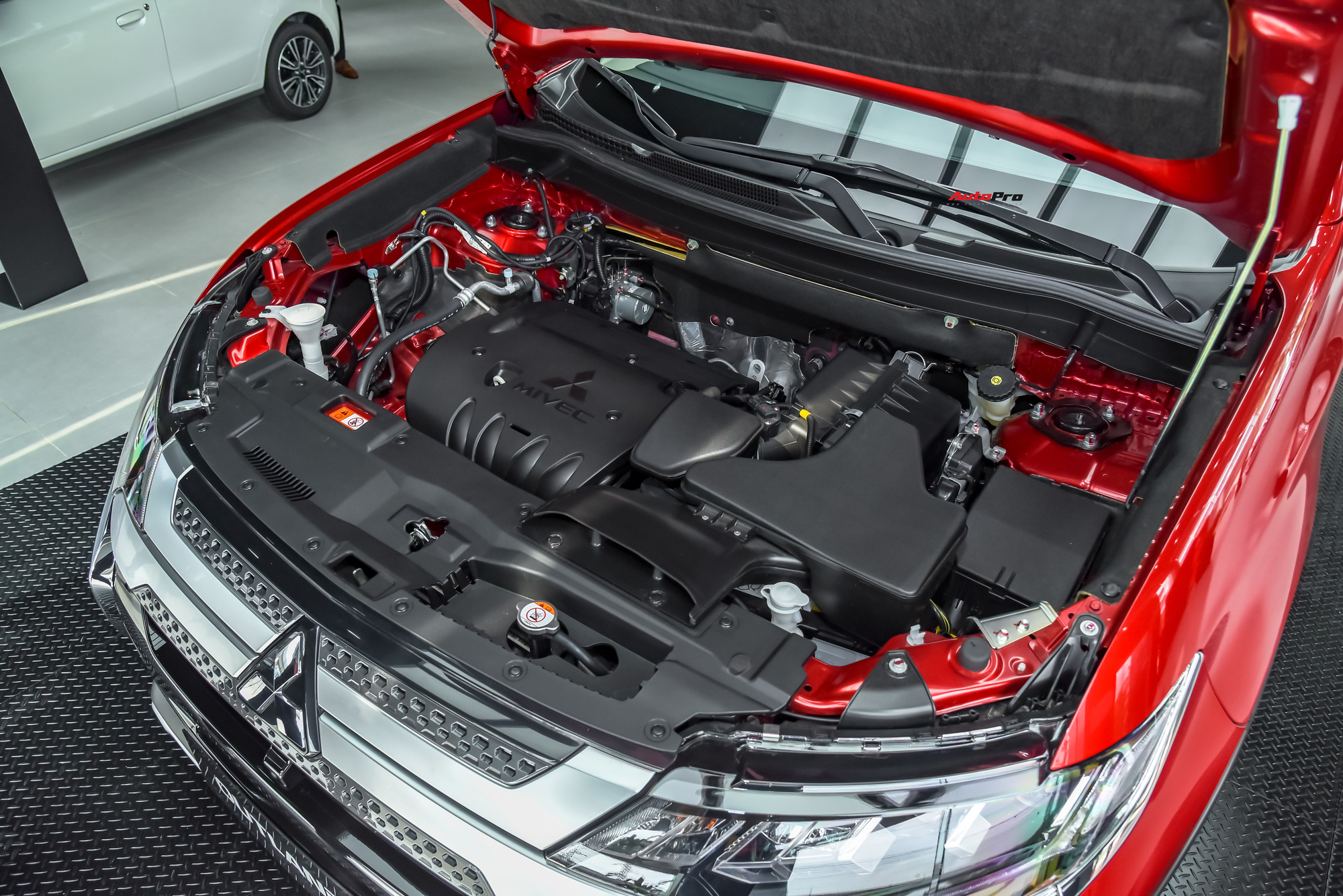 xe Mitsubishi Outlander thay ắc quy tại nhà lh:0333266768