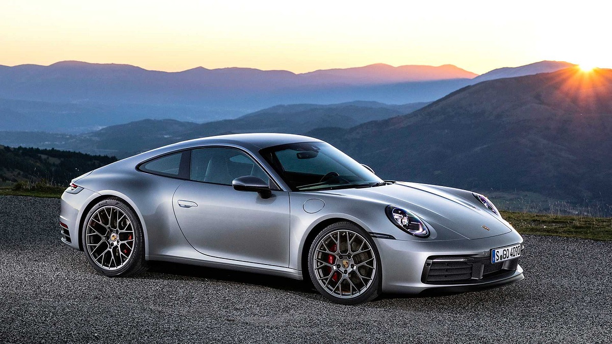 xe Porsche 911 thay ắc quy tại nhà